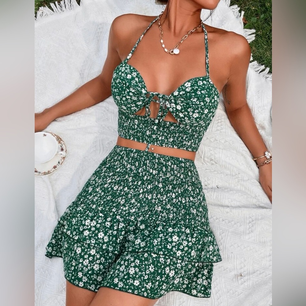 Ditsy floral tie front halter top & shirred layer ruffled hem skirt size M green